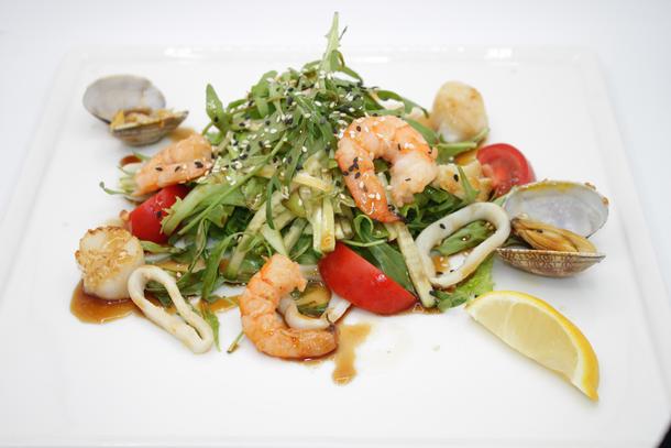 Азиатский салат с морепродуктами и терияки Азиатский салат с морепродуктами и терияки