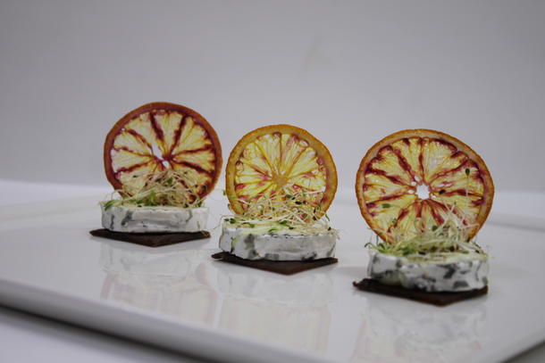 Пинчос Шевр с яблочным мармеладом и чипсами из апельсина