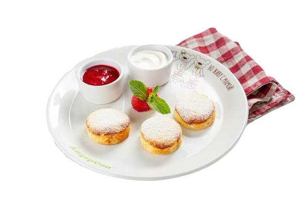 Сырники с протертой малиной и сметаной. Сырники с протертой малиной и сметаной.