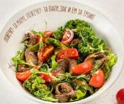 Салат с ростбифом, салатными листьями, томатами и горчичной заправкой Салат с ростбифом, салатными листьями, томатами и горчичной заправкой