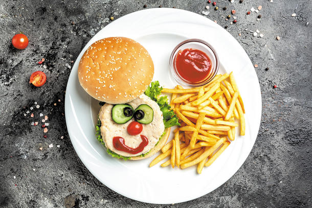 Бургер детский с котлеткой из индейки или говядины со сметаной и огурчиками Бургер детский с котлеткой из индейки или говядины со сметаной и огурчиками