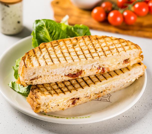 Мини сэндвич с индейкой, моцареллой, вялеными томатами и соусом цезарь