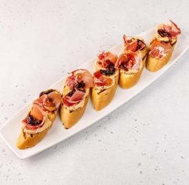 Брускетты с сыровяленым мясом и пряным творожным кремом, 1 шт
