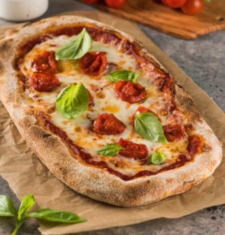 Пицца с моцареллой, запеченными томатами и базиликом