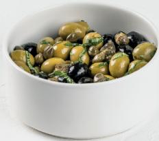 Ассорти маслин: черные, зелёные, каперсы, базилик, оливковое масло