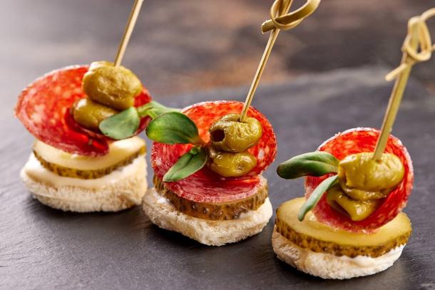 Канапе с салями и огурчиком