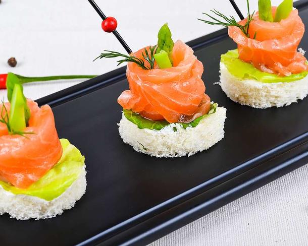 Канапе с красной рыбой и зеленью