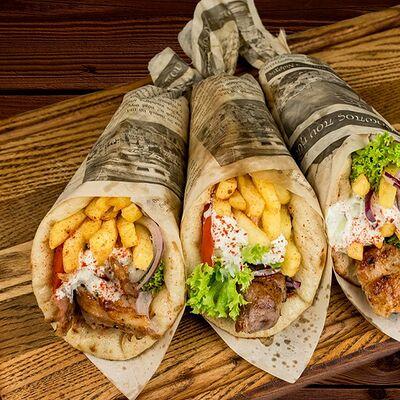 Гирос с ароматным мясом на костре подача в газете