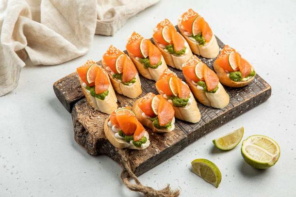 Брускетта с красной рыбкой, огурчиком и зеленью Брускетта с красной рыбкой, огурчиком и зеленью