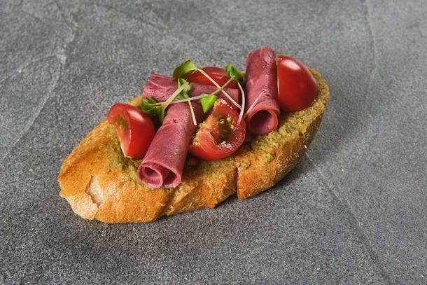 Тапас с вяленой говядиной и беби огурчиком Тапас с вяленой говядиной и беби огурчиком