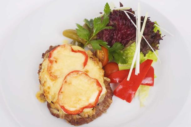 Мясо по - французски с сыром бри Мясо по - французски с сыром бри