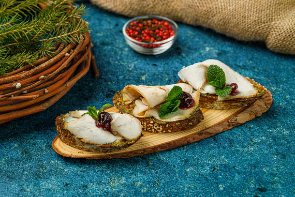 Брускетта из куриного филе с соусом Цезарь