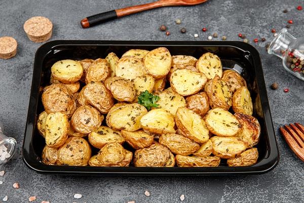 Запеченный мини картофель с розмарином Запеченный мини картофель с розмарином