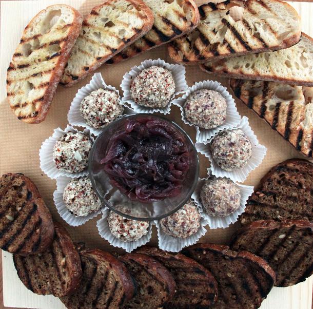 Паштет из куриной печени с луковым мармеладом Паштет из куриной печени с луковым мармеладом