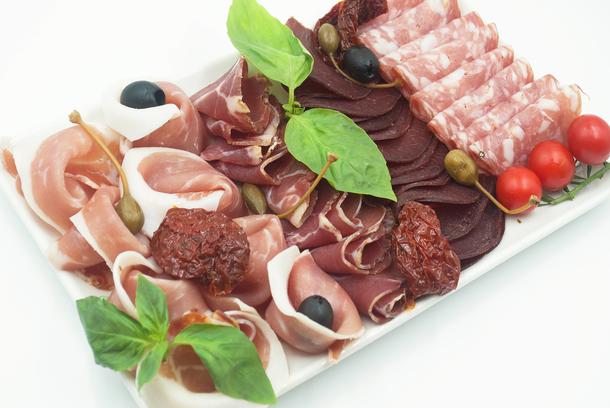 Ассорти из мясных деликатесов с Апеннинского полуострова. Ассорти из мясных деликатесов с Апеннинского полуострова.