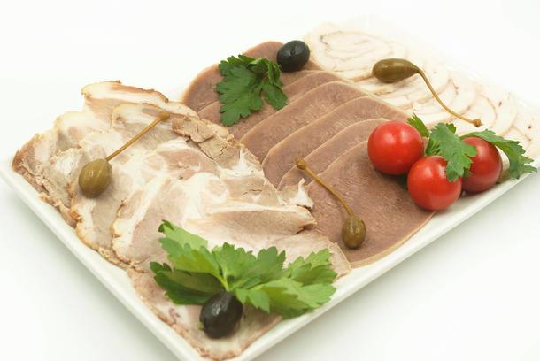 Ассорти мясное из традиционных продуктов. Ассорти мясное из традиционных продуктов.