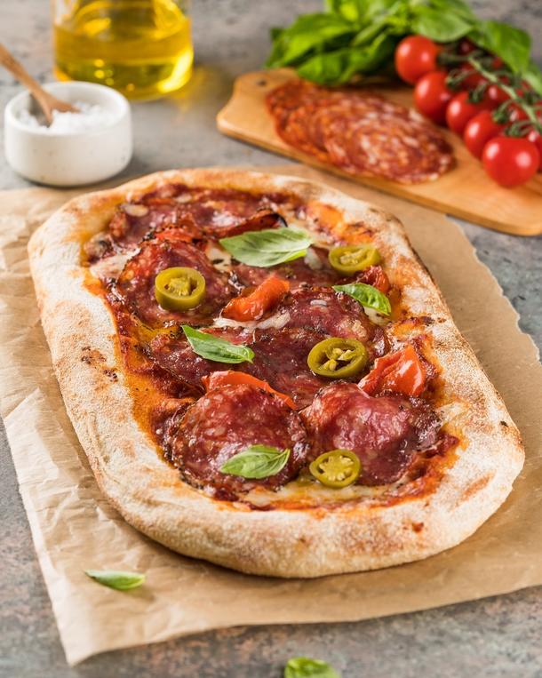 Пицца пепперони с беконом, красным луком и маслинами