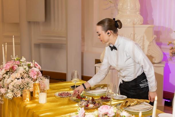 Официанты и персонал Официанты и персонал