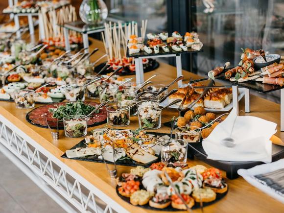 Классический свадебный фуршет с горячими закусками на 21-25 персон в Москве
