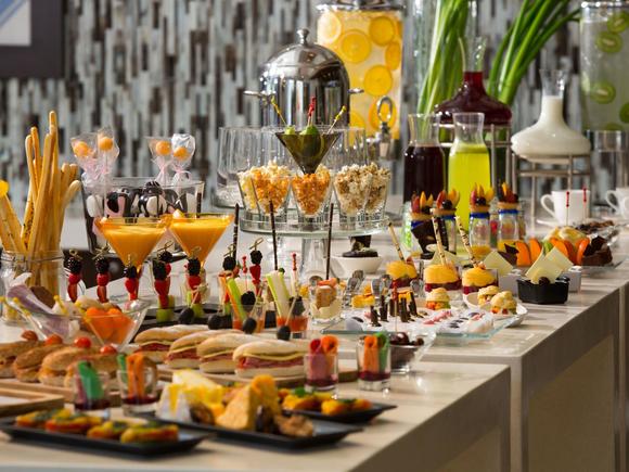 Классический свадебный фуршет с горячими закусками на 26-30 персон в Москве