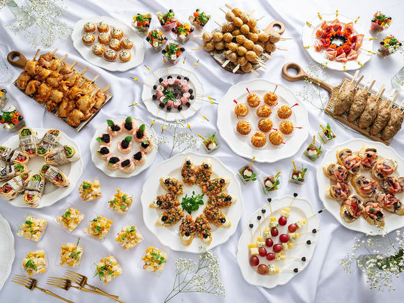 Изысканный фуршет на 90 персон с горячими закусками в Москве