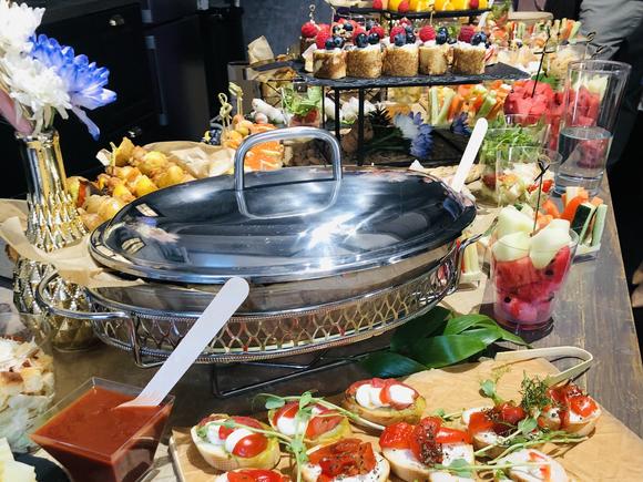 Доставка блюд и напитков на 20 персон в Москве