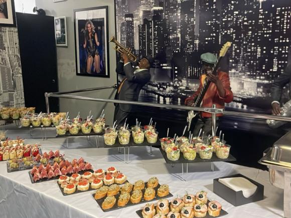 Доставка блюд и напитков на 30 персон в Москве