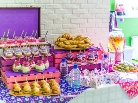 Фуршетный сет на 10 персон с детскими закусками в Москве