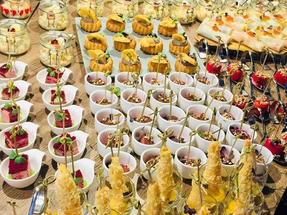Популярный фуршет с горячими закусками на 10 персон в Москве