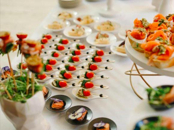 Фуршетный сет стандарт на 15-20 персон c закусками, канапе и салатами в тартах в Москве