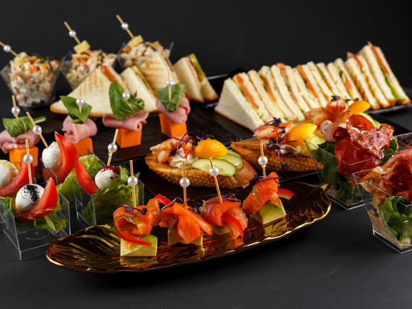 Фуршетный бокс на 30 персон с горячими закусками стандарт в Москве