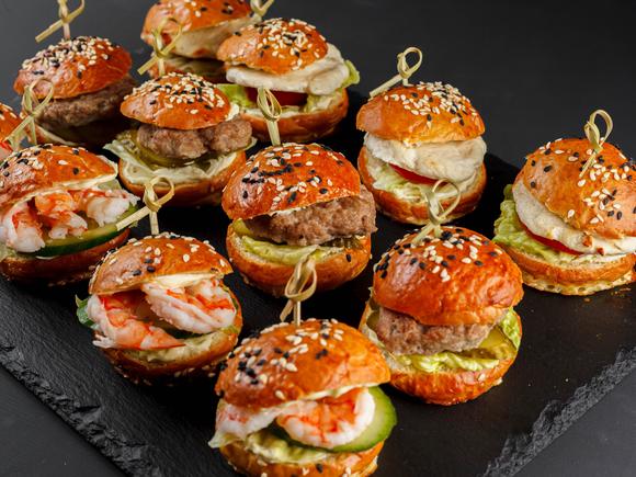 Сытный фуршет с горячими закусками и шашлыками для 30 человек с обслуживанием в Москве