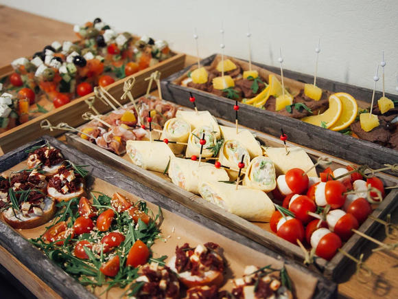 Сытный фуршет для 30 человек в Москве