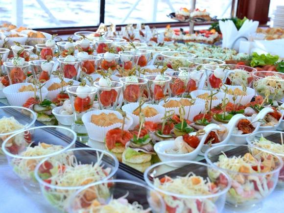 Популярный фуршетный сет с горячими закусками на 20 персон в Москве