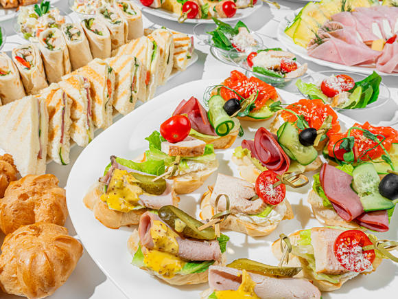 Недорогой фуршетный сет с горячими закусками на 10-12 персон в Москве
