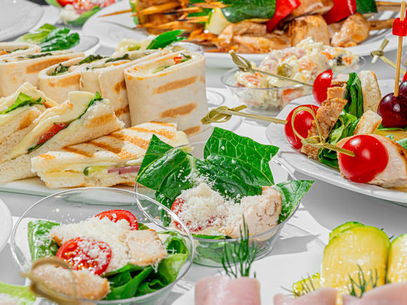 Доставка блюд и напитков на 15 персон в Москве