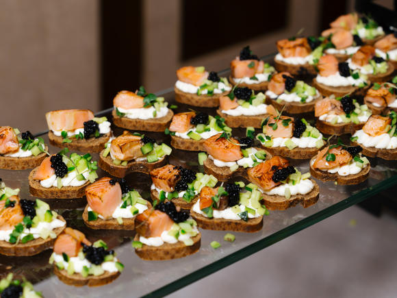 Фуршет стандарт с горячими закусками и обслуживанием на 50 персон в Москве