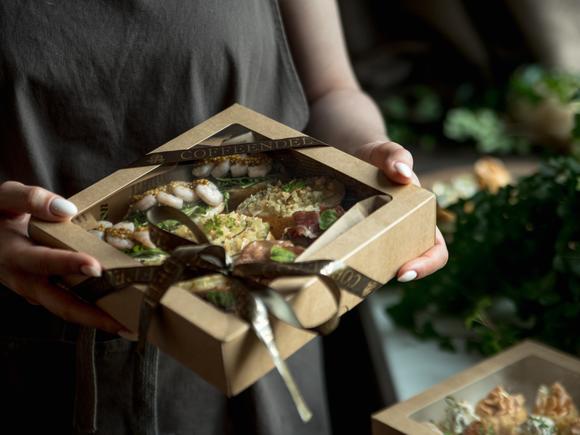 Доставка блюд и напитков на 18 персон в Москве