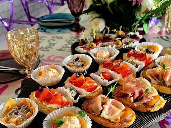Ассорти фуршетных закусок с салатиками на 25-30 персон в Москве