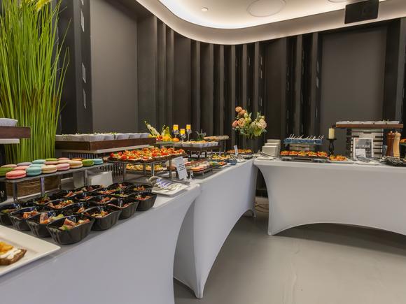 Фуршет стандарт с горячими закусками и обслуживанием на 200 персон в Москве