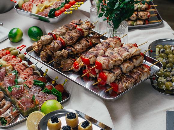 Фуршет с горячими закусками на 50 персон с обслуживанием в Москве