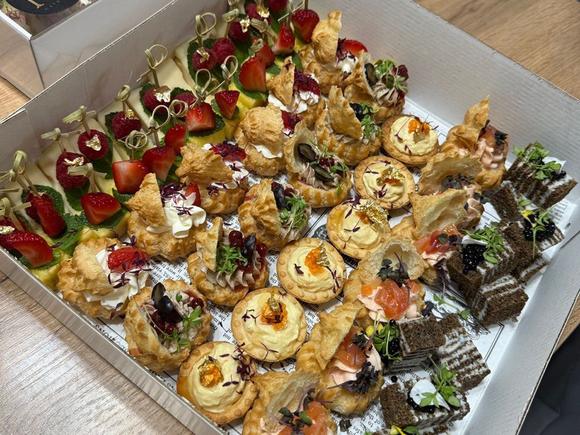 Фуршетный сет "Праздничный" на 23-25 персон в Москве