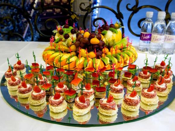 Заказать Доставка блюд и напитков на 15 персон в Москве