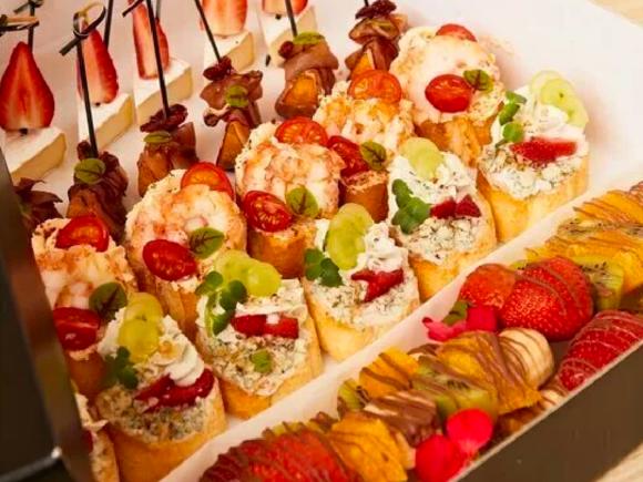 Аппетитный фуршетный сет с горячими закусками на 40-45 персон в Москве