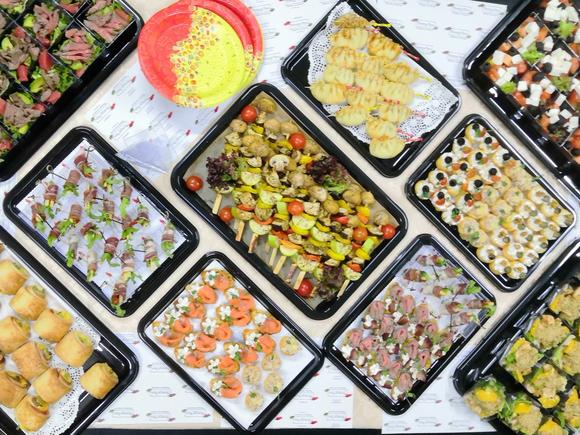 Заказать Аппетитный фуршетный сет с горячими закусками и выпечкой на 30 персон в Москве