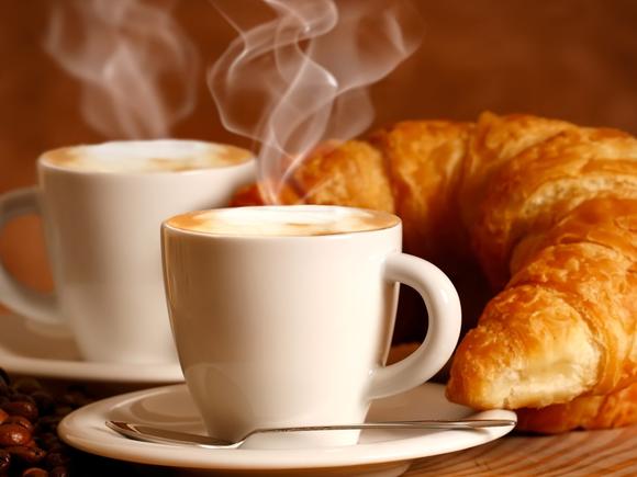 Заказать Кофе-брейк на 30 персон с напитками, выпечкой, мебелью и обслуживанием в Москве