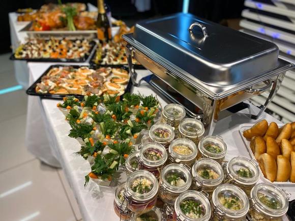 Недорогой фуршет на свадьбу с горячими закусками на 20-25 персон в Москве