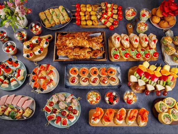 Праздничный фуршетный сет с горячими закусками на 10-15 персон в Москве
