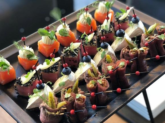 Заказать Классический фуршетный сет с горячими закусками до 10 персон в Москве