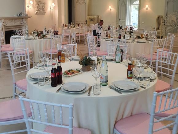 Элегантная свадьба на 40 персон с мебелью, посудой и декором в Москве